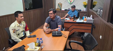 Petugas sekuriti FH didampingi pengacara Wiradarma Harefa & Partners dalam kasus cekcok dengan sopir Alphard yang terobos TL Bundaran HI, Juli 2026. Foto: IG/@wiradarma_harefa