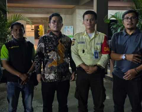 Petugas sekuriti FH didampingi pengacara Wiradarma Harefa & Partners dalam kasus cekcok dengan sopir Alphard yang terobos TL Bundaran HI, Juli 2026. Foto: IG/@wiradarma_harefa