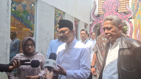 Doorstop Menteri Sosial, Saifulloh Yusuf bersama Plt Koordinator Indonesia Corruption Watch (ICW), Anas Sjafrina, di Rumah Belajar ICW, Kalibata, Jakarta Selatan, Jumat (24/7/2026). Foto: Pradya Tirta/kumparan
