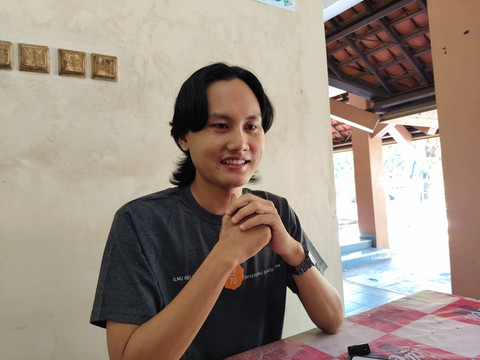 Yogi Fajar Darmawan (23), mahasiswa S2 Kajian Budaya Universitas Sanata Dharma Yogyakarta yang mengenakan kostum Satria Baja Hitam saat sidang proposal. Foto: Arfiansyah Panji Purnandaru/kumparan
