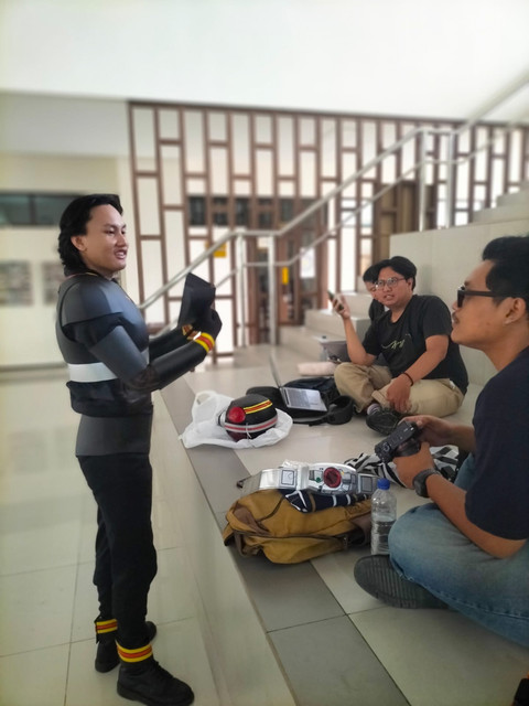 Aksi Yogi Fajar Darmawan (23), mahasiswa S2 Kajian Budaya Universitas Sanata Dharma Yogyakarta saat mengenakan kostum Satria Baja Hitam di sidang proposal. Foto: Yogi Fajar Darmawan 