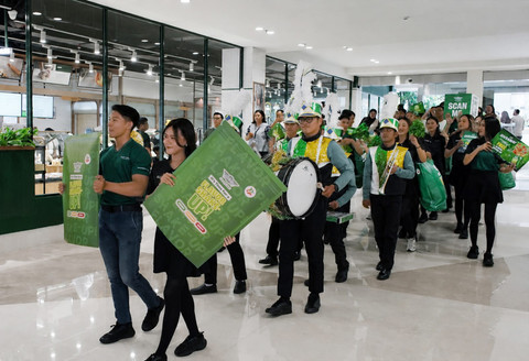 Ayam, jamur dan kentang goreng menu baru Wingstop Indonesia dengan kemasan shake-up. Foto: Dok. Istimewa