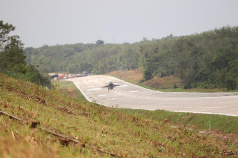 Uji coba pendaratan dan lepas landas di Jalan Tol Trans Sumatera (JTTS) Ruas Terbanggi Besar-Pematanag Panggang-Kayu Agung (Terpeka). Foto: Dok. Hutama Karya