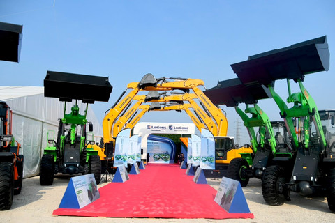 Gubernur Jabar Dedi Mulyadi lakukan groundbreaking pabrik alat berat elektrik LiuGong di Karawang sebagai fasilitas manufaktur pertama di Indonesia untuk akselerasi pembangunan dan efisiensi, Selasa (22/7/2026). Foto: Dok. Diskominfo Jabar