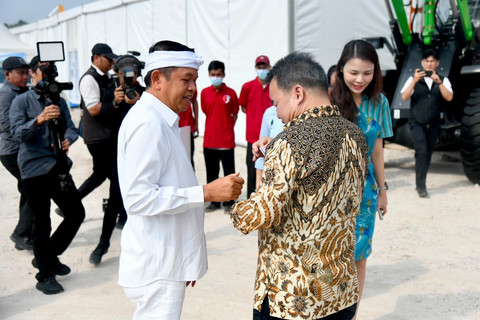 Gubernur Jabar Dedi Mulyadi lakukan groundbreaking pabrik alat berat elektrik LiuGong di Karawang sebagai fasilitas manufaktur pertama di Indonesia untuk akselerasi pembangunan dan efisiensi, Selasa (22/7/2026). Foto: Dok. Diskominfo Jabar