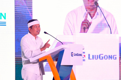 Gubernur Jabar Dedi Mulyadi lakukan groundbreaking pabrik alat berat elektrik LiuGong di Karawang sebagai fasilitas manufaktur pertama di Indonesia untuk akselerasi pembangunan dan efisiensi, Selasa (22/7/2026). Foto: Dok. Diskominfo Jabar