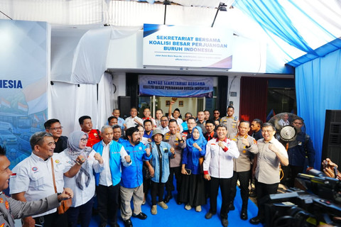 Kapolri Jenderal Listyo Sigit Prabowo meresmikan kantor sekretariat bersama Koalisi Besar Perjuangan Buruh Indonesia (KBPBI) di Tebet, Jakarta Selatan, Jumat (24/7/2026). Foto: Dok. Istimewa