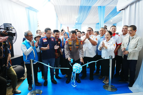 Kapolri Jenderal Listyo Sigit Prabowo meresmikan kantor sekretariat bersama Koalisi Besar Perjuangan Buruh Indonesia (KBPBI) di Tebet, Jakarta Selatan, Jumat (24/7/2026). Foto: Dok. Istimewa