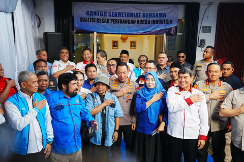 Kapolri Jenderal Listyo Sigit Prabowo meresmikan kantor sekretariat bersama Koalisi Besar Perjuangan Buruh Indonesia (KBPBI) di Tebet, Jakarta Selatan, Jumat (24/7/2026). Foto: Dok. Istimewa