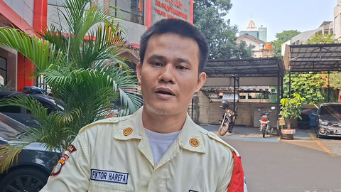 Satpam HI yang cekcok dengan pengemudi Alphard Fiktor Harefa di Polsek Menteng, Jakarta Pusat, Jumat (24/7). Foto: Zamachsyari/kumparan