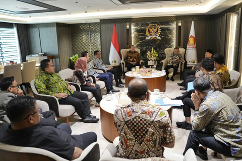 Wakil Ketua DPR RI Sufmi Dasco Ahmad dan Cucun Ahmad Syamsurijal menerima sekaligus berdialog dengan jajaran pengurus Asosiasi Pemerintah Kabupaten Seluruh Indonesia (APKASI) di Ruang Pimpinan, Kompleks Parlemen Senayan, Jakarta, Jumat (24/7). Foto: Dok. Istimewa