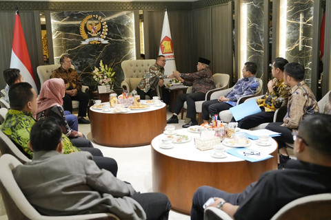 Wakil Ketua DPR RI Sufmi Dasco Ahmad dan Cucun Ahmad Syamsurijal menerima sekaligus berdialog dengan jajaran pengurus Asosiasi Pemerintah Kabupaten Seluruh Indonesia (APKASI) di Ruang Pimpinan, Kompleks Parlemen Senayan, Jakarta, Jumat (24/7). Foto: Dok. Istimewa