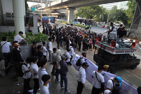 Massa yang tergabung dalam berbagai aliansi menggelar unjuk rasa di depan Gedung Kejaksaan Agung, Jakarta, Jumat (24/7/2026). Foto: Jamal Ramadhan/kumparan