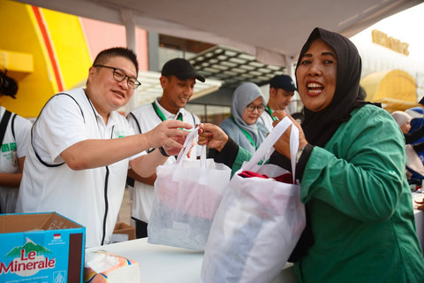 Re.Uniqlo Community Day menghadirkan kegiatan donasi pakaian sebagai bagian dari upaya mendorong gaya hidup berkelanjutan dan kepedulian sosial di Grand Kota Bintang, Bekasi, Sabtu (18/7/2026). Foto: Dok. Uniqlo