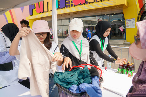 Re.Uniqlo Community Day menghadirkan kegiatan donasi pakaian sebagai bagian dari upaya mendorong gaya hidup berkelanjutan dan kepedulian sosial di Grand Kota Bintang, Bekasi, Sabtu (18/7/2026). Foto: Dok. Uniqlo