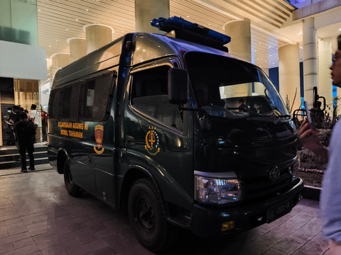 Mobil tahanan Kejaksaan Agung terparkir di kawasan Gedung Bundar Jaksa Agung Muda Tindak Pidana Khusus (Jampidsus), Jakarta, Jumat (24/7/2026). Foto: Aditya Nugraha/kumparan