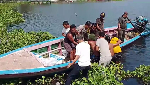 Petugas mengevakuasi jasad seorang petugas keamanan (security) yang ditemukan mengapung di Waduk Jatiluhur, Kabupaten Purwakarta, Jawa Barat, Jumat (24/7/2026). Foto: Dok. Istimewa