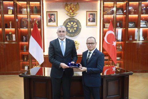 Menteri P2MI Mukhtarudin (kanan) foto bersama dengan Menteri Tenaga Kerja Turki Vedat Isikhan untuk bahas penguatan kerja sama bilateral dan pelindungan Pekerja Migran Indonesia, Jumat (24/7/2026). Foto:  Dok. P2MI