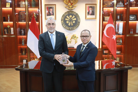 Menteri P2MI Mukhtarudin (kanan) foto bersama dengan Menteri Tenaga Kerja Turki Vedat Isikhan untuk bahas penguatan kerja sama bilateral dan pelindungan Pekerja Migran Indonesia, Jumat (24/7/2026). Foto:  Dok. P2MI