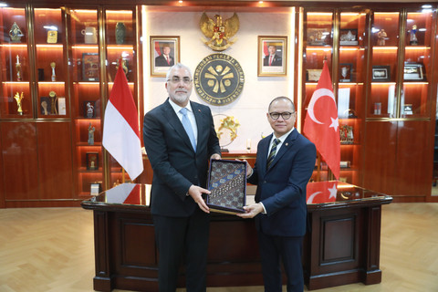 Menteri P2MI Mukhtarudin (kanan) foto bersama dengan Menteri Tenaga Kerja Turki Vedat Isikhan untuk bahas penguatan kerja sama bilateral dan pelindungan Pekerja Migran Indonesia, Jumat (24/7/2026). Foto:  Dok. P2MI