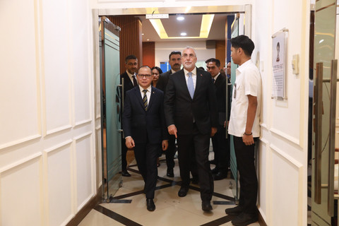 Menteri P2MI Mukhtarudin (kiri) terima kunjungan Menteri Tenaga Kerja Turki Vedat Isikhan untuk bahas penguatan kerja sama bilateral dan pelindungan Pekerja Migran Indonesia, Jumat (24/7/2026). Foto:  Dok. P2MI