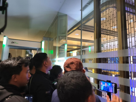 Suasana di kompleks Kejaksaan Agung tampak gelap setelah lampu Gedung Utama dipadamkan menjelang keluarnya Jaksa Agung Muda Tindak Pidana Khusus (Jampidsus) Febrie Adriansyah, Jakarta, Jumat (24/7/2026). Foto: Aditya Nugraha/kumparan