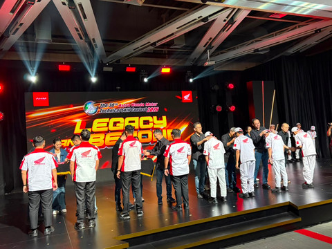Pemberian penghargaan kepada para finalis Astra Honda Motor Technical Skill Competition (AHM TSC). Foto: Alvian Yoga Yulianto/kumparan