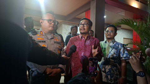 Kapolsek Menteng Kompol Braiel Arnold Rondonuwu bersama kuasa hukum Wira Herefa memberikan keterangan kepada awak media terkait perkembangan penanganan kasus dugaan penganiayaan antara petugas keamanan (satpam) dan sopir Alphard di Polsek Menteng. Foto: Pradya Tirta/kumparan