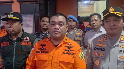 Kepala Seksi Operasi dan Siaga Kantor Basarnas Makassar, Andi Sultan, memberikan keterangan terkait perkembangan operasi pencarian dan penyelamatan di Makassar, Sulawesi Selatan, Jumat (24/7/2026). Foto: Dok. Istimewa