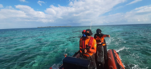 Basarnas Makassar saat proses pencarian korban tenggelam KM Nurul Salsa di Makassar, Sulawesi Selatan, Jumat (24/7/2026). Foto: Dok. Istimewa