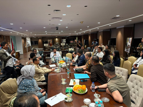 Menteri Perumahan dan Kawasan Permukiman (PKP) Maruarar Sirait bersama ADCP dan konsumen proyek apartemen LRT City saat melakukan audiensi di kantor kementerian PKP, Jumat (24/7/2026). Foto: Nur Pangesti/kumparan