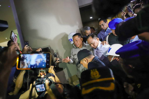 Eks Jampidsus Febrie Adriansyah menuju mobil tahanan di Kejaksaan Agung, Jakarta, Jumat (24/7) malam. Foto: Jamal Ramadhan/kumparan