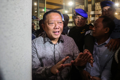 Mantan Jaksa Agung Muda Bidang Tindak Pidana Khusus Febrie Adriansyah (kiri) menjawab pertanyaan wartawan seusai menjalani pemeriksaan di Kejaksaan Agung, Jakarta, Jumat (24/7/2026). Foto: ANTARA FOTO/Darryl Ramadhan