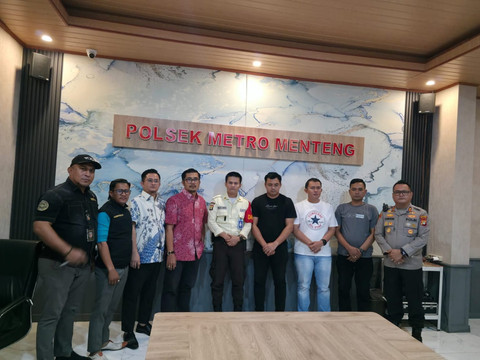 Momen salam dan pelukan damai antara Satpam dan Supir Alphard bersama Kapolsek Menteng, Braiel Arnold Rondonuwu dan Kuasa Hukum, Wira Herefa di Polsek Menteng, Jumat (24/7). Foto: Wira Harefa