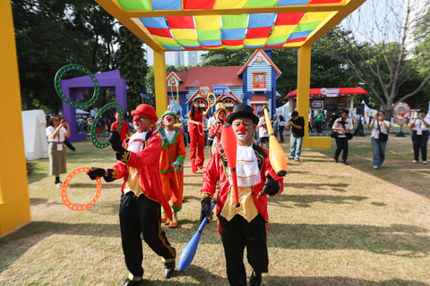 Penampilan Red Nose Foundation saat kumparanMOM Festival Hari Anak 2026 di Ex Taman Anggrek, GBK, Jakarta, Sabtu (25/7/2026). Foto: kumparan
