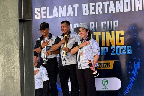 Ketua Komisi IV DPR RI Titiek Soeharto meraih juara pada kategori VVIP dalam Kapolri Cup Shooting Championship 2026 yang digelar di Lapangan Tembak Hoegeng Iman Santoso, Mako Korps Brimob Polri, Kelapa Dua, Depok, Jawa Barat, Sabtu (25/7/2026). Foto: Dok. Istimewa