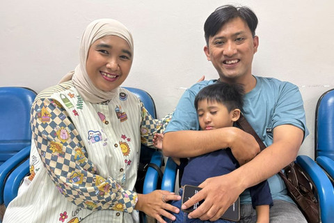 Ferry (40) Rani (36) dan anaknya Rafi (3) mengikuti kegiatan Pemeriksaan Sumbing Gratis di RSUP Nasional Dr. Cipto Mangunkusumo (RSCM), Sabtu (25/7/2026). Foto: Kevin Daniel/kumparan