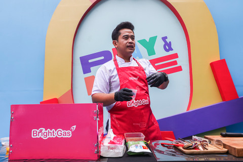 Demo memasak menu keluarga bersama Bright Gas dan Chef Bukhori pada kumparanMOM Festival Hari Anak 2026 di Ex Taman Anggrek, GBK, Jakarta, Sabtu (25/7/2026). Foto: kumparan