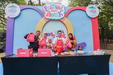 Demo memasak menu keluarga bersama Bright Gas dan Chef Bukhori pada kumparanMOM Festival Hari Anak 2026 di Ex Taman Anggrek, GBK, Jakarta, Sabtu (25/7/2026). Foto: kumparan