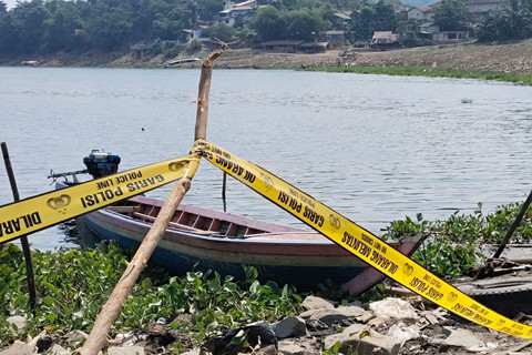 Garis polisi terpasang di lokasi penemuan mayat seorang sekuriti di Waduk Jatiluhur, Purwakarta, Sabtu (25/6/2026). Foto: kumparan