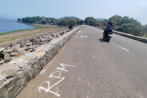 Vandalisme di Tanggul Kayat Waduk Jatiluhur, Purwakarta, Sabtu (25/7/2026). Foto: kumparan