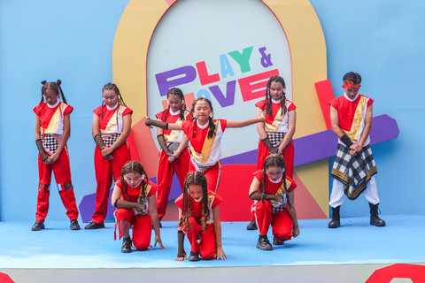 Penampilan Ryhtmlab Dance Studio pada kumparanMOM Festival Hari Anak 2026 di Ex Taman Anggrek, GBK, Jakarta, Sabtu (25/7/2026).
 Foto: kumparan