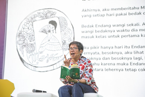 Seniman Reda Gaudiamo membacakan dongeng pada kumparanMOM Festival Hari Anak 2026 di Ex Taman Anggrek, GBK, Jakarta, Sabtu (25/7/2026). Foto: Iqbal Firdaus/kumparan