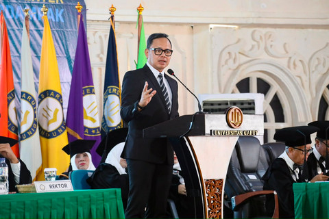 Wamendagri Bima Arya Sugiarto ingatkan pentingnya manfaatkan bonus demografi serta bangun kepemimpinan digital dan karakter kuat untuk wujudkan Indonesia Maju 2045 dalam wisuda Universitas Garut, Sabtu (25/7/2026). Foto: Kemendagri RI