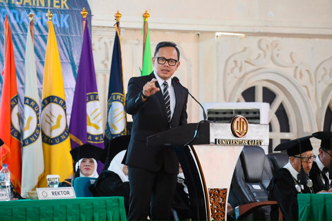 Wamendagri Bima Arya Sugiarto ingatkan pentingnya manfaatkan bonus demografi serta bangun kepemimpinan digital dan karakter kuat untuk wujudkan Indonesia Maju 2045 dalam wisuda Universitas Garut, Sabtu (25/7/2026). Foto: Kemendagri RI