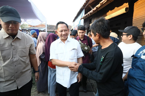 Mendagri Tito Karnavian dan Menteri PKP Maruarar Sirait tinjau program BSPS di Bandung serta apresiasi mekanisme "tender rakyat" yang transparan untuk perumahan MBR, Sabtu (25/7/2026). Foto: Kemendagri RI