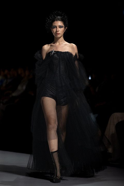 Koleksi lansiran finalis Future Fashion Designer di fashion show JF3 "L'Entre-Deux: Interwoven Identities" di Summarecon Mall Kelapa Gading, Jakarta Utara, Kamis (23/7/2026). Foto: JF3