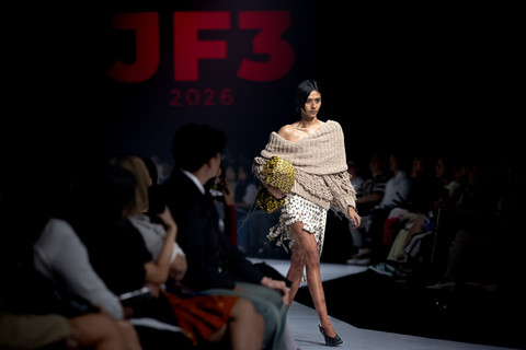 Koleksi dari Maurien Willebien di fashion show JF3 "L'Entre-Deux: Interwoven Identities" di Summarecon Mall Kelapa Gading, Jakarta Utara, Kamis (23/7/2026). Foto: JF3
