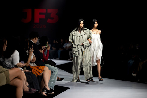 Koleksi dari Paul Vidal di fashion show JF3 "L'Entre-Deux: Interwoven Identities" di Summarecon Mall Kelapa Gading, Jakarta Utara, Kamis (23/7/2026). Foto: JF3