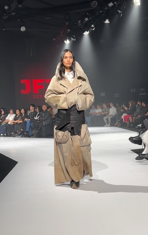 Koleksi dari Aurelien Voegelin di fashion show JF3 "L'Entre-Deux: Interwoven Identities" di Summarecon Mall Kelapa Gading, Jakarta Utara, Kamis (23/7/2026). Foto: JF3